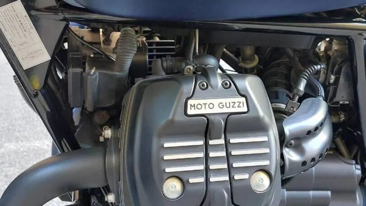 Moto Guzzi V9 Bobber (2018 - 20)  (6)