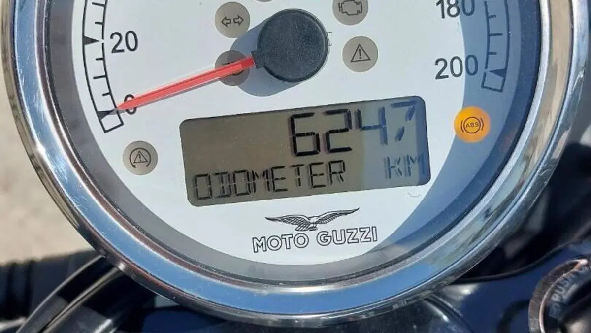 Moto Guzzi V9 Bobber (2018 - 20)  (9)