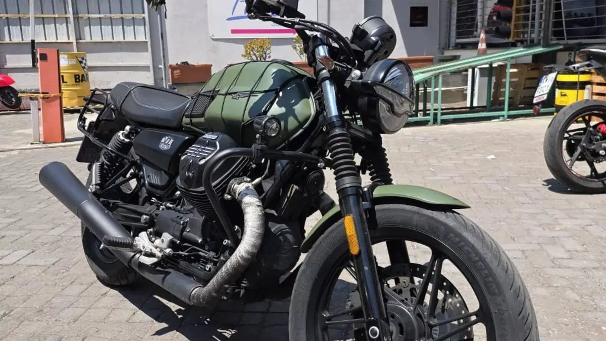 Moto Guzzi V7 Stone (2021 - 24) 