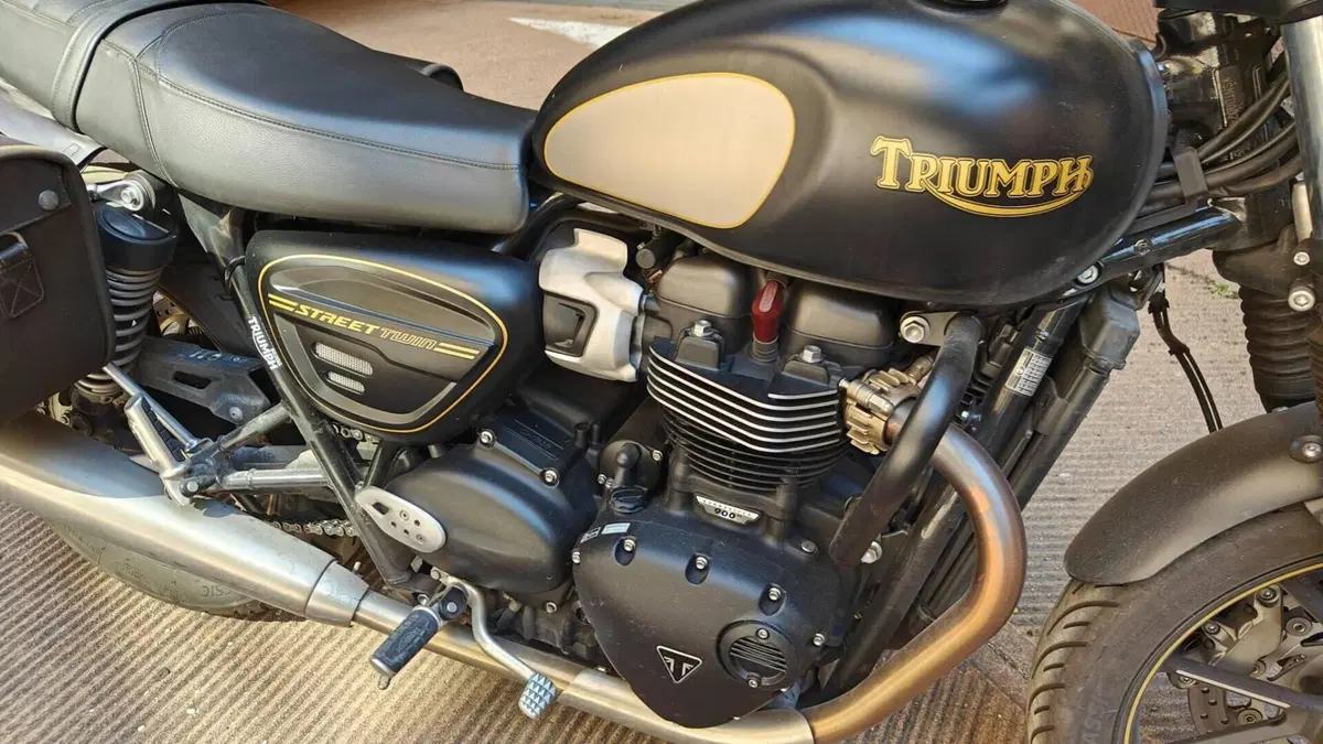 Triumph Street Twin 900 (2021 - 22)  (2)