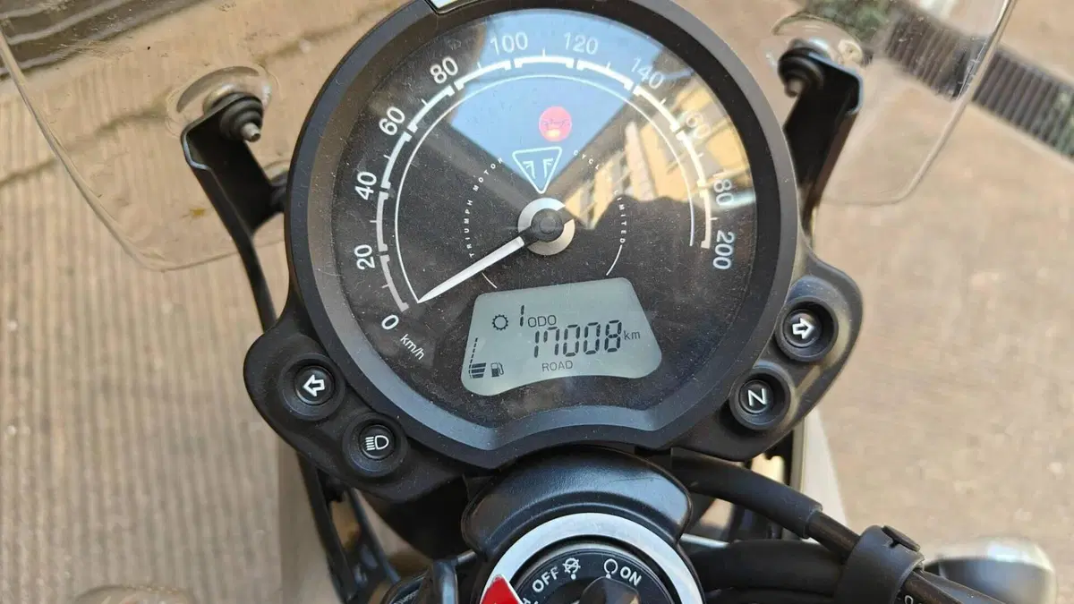 Triumph Street Twin 900 (2021 - 22)  (9)