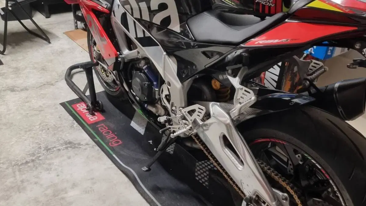Aprilia RSV4 RF ABS (2015 - 17)  (2)