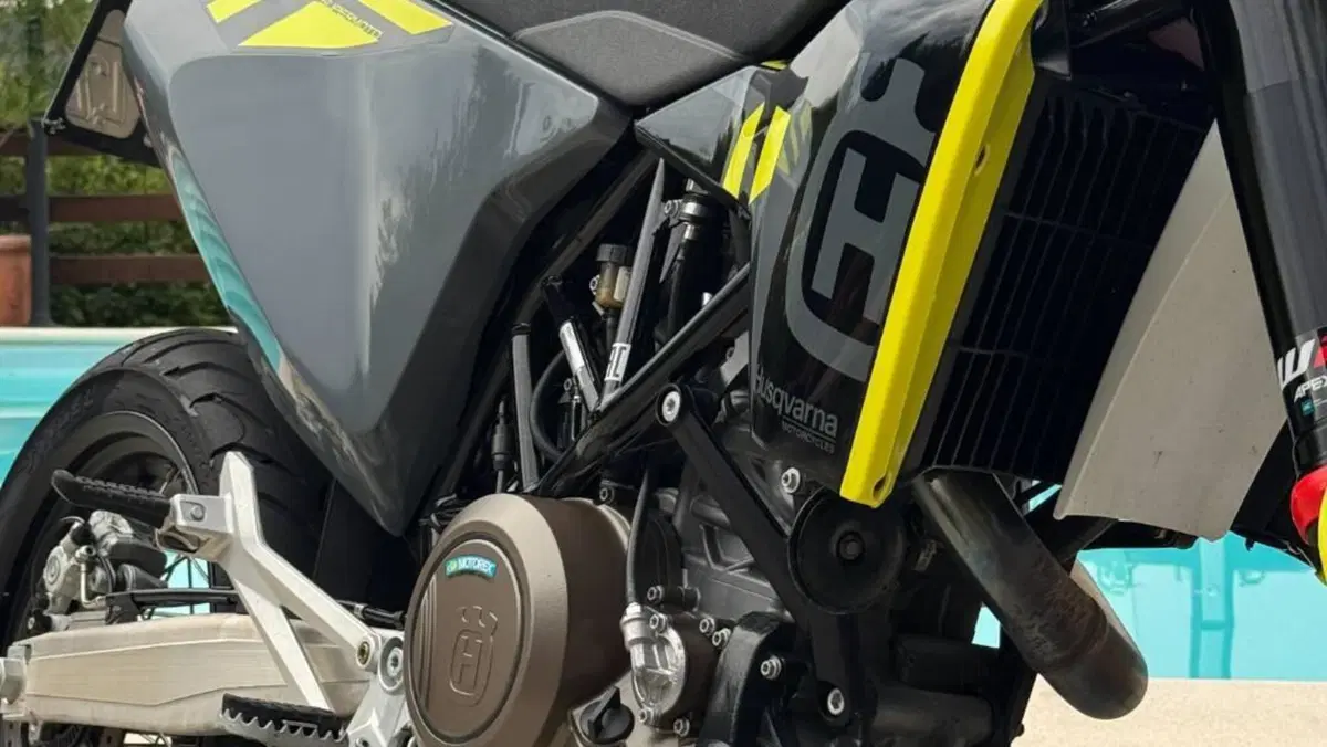 Husqvarna 701 Supermoto (2023 - 25)  (2)