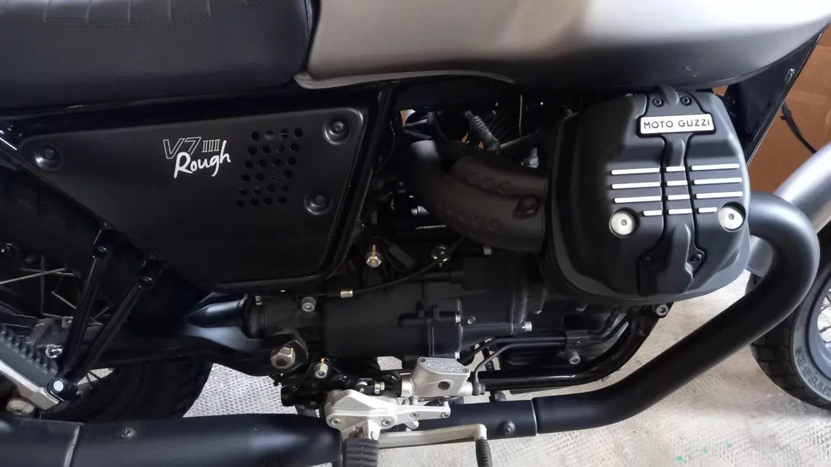 Moto Guzzi V7 III Rough (2018 - 20)  (2)