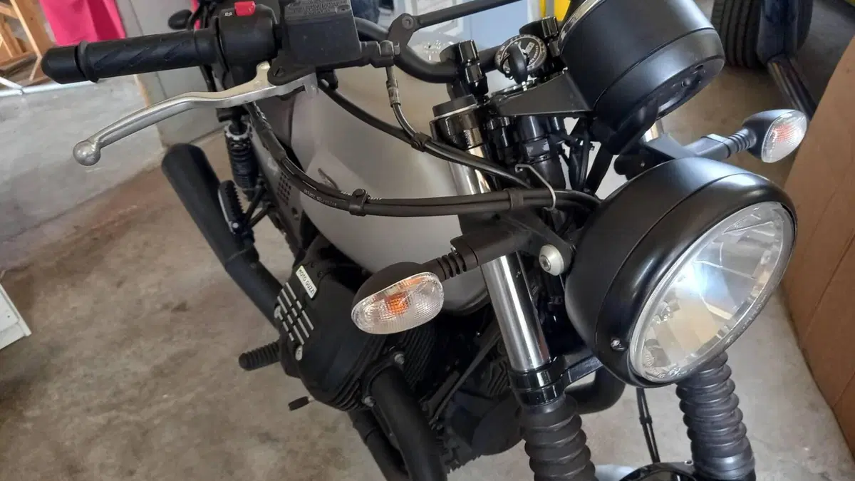 Moto Guzzi V7 III Rough (2018 - 20)  (3)