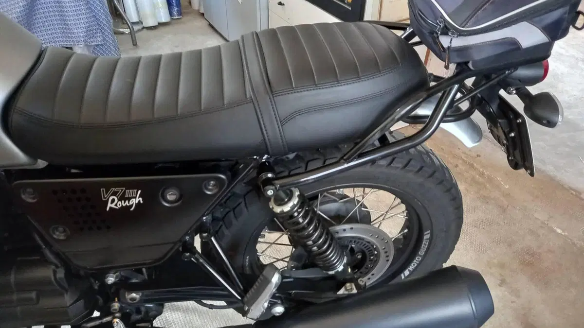 Moto Guzzi V7 III Rough (2018 - 20)  (6)
