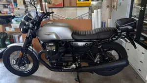 Moto Guzzi V7 III Rough (2018 - 20)  (9)