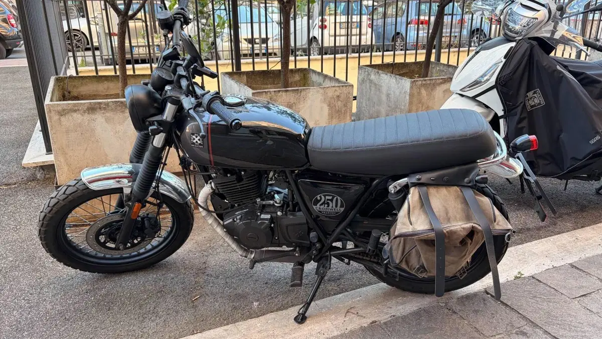 Brixton Motorcycles Cromwell 250 (2021 - 25)  (9)