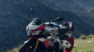 Aprilia Tuono V4 Factory (2015 - 17)  (5)