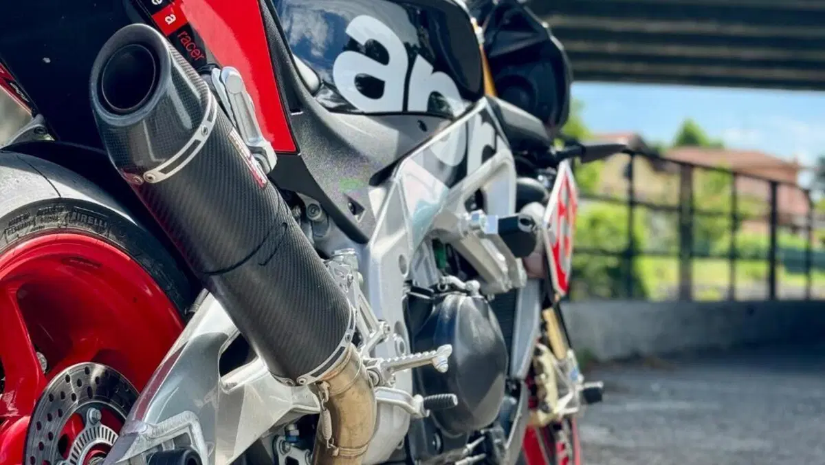 Aprilia Tuono V4 Factory (2015 - 17)  (6)