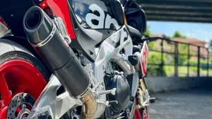 Aprilia Tuono V4 Factory (2015 - 17)  (6)