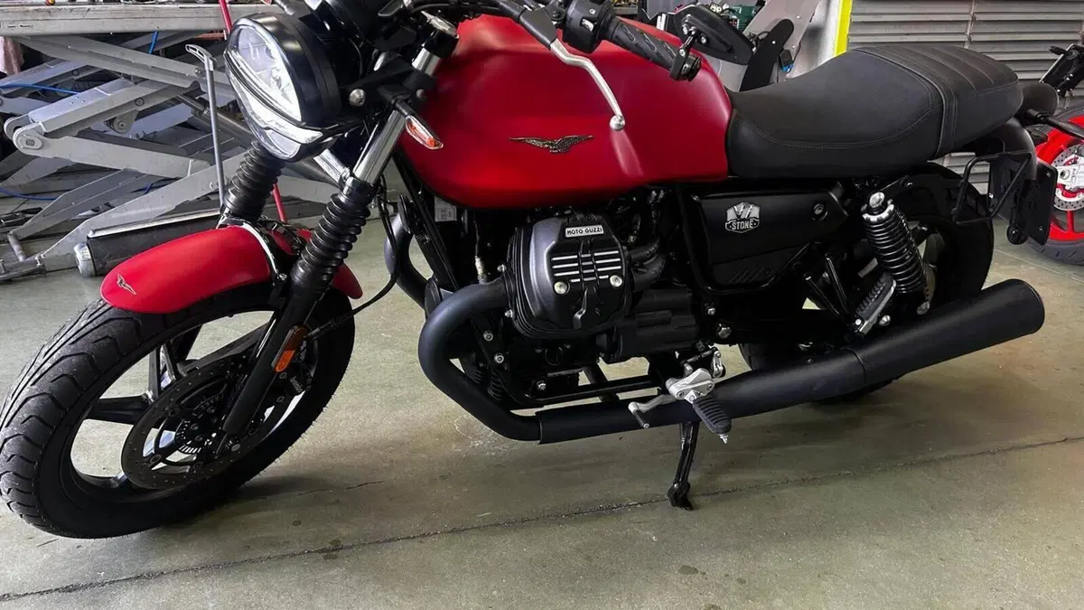 Moto Guzzi V7 Stone (2021 - 24)  (2)