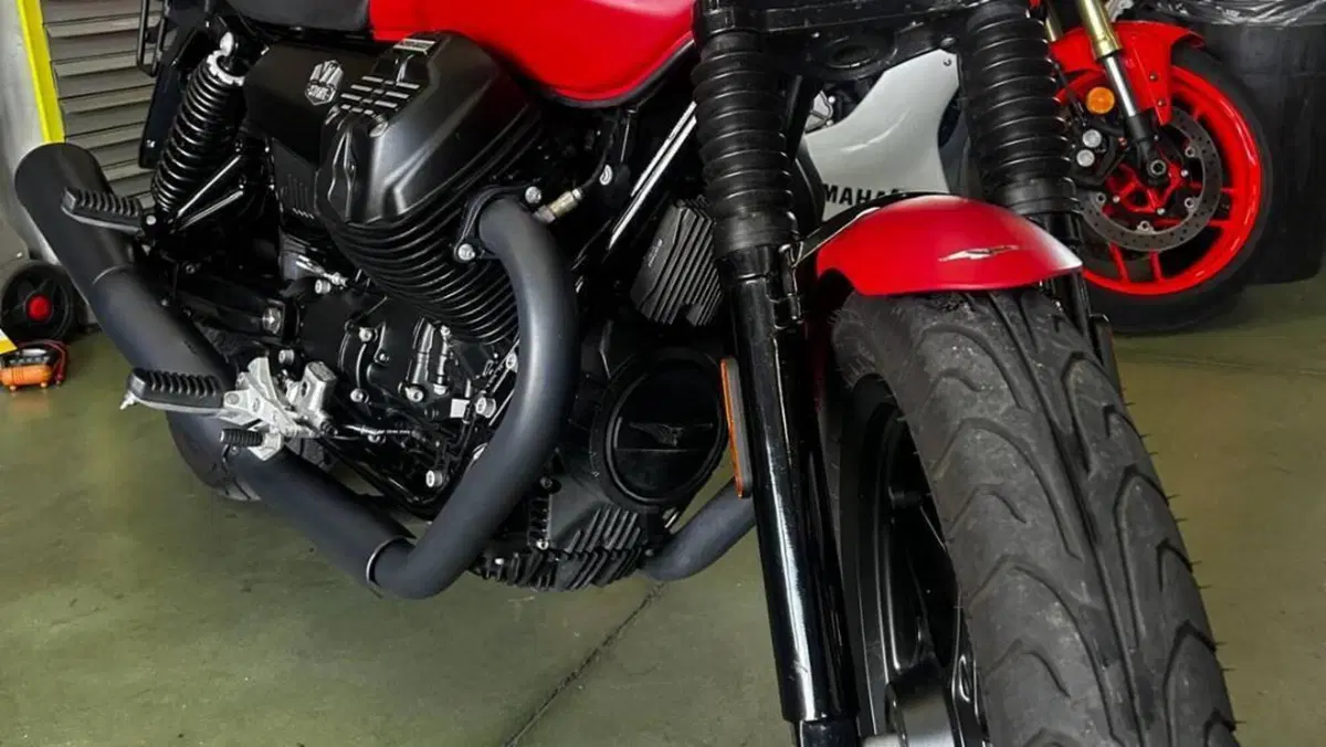 Moto Guzzi V7 Stone (2021 - 24)  (3)