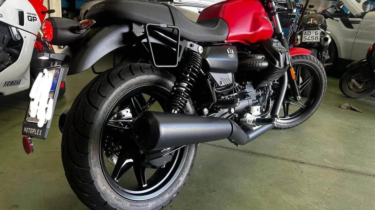 Moto Guzzi V7 Stone (2021 - 24)  (4)