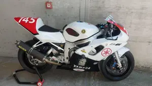 Yamaha YZF R6 (2001 - 02)  (2)