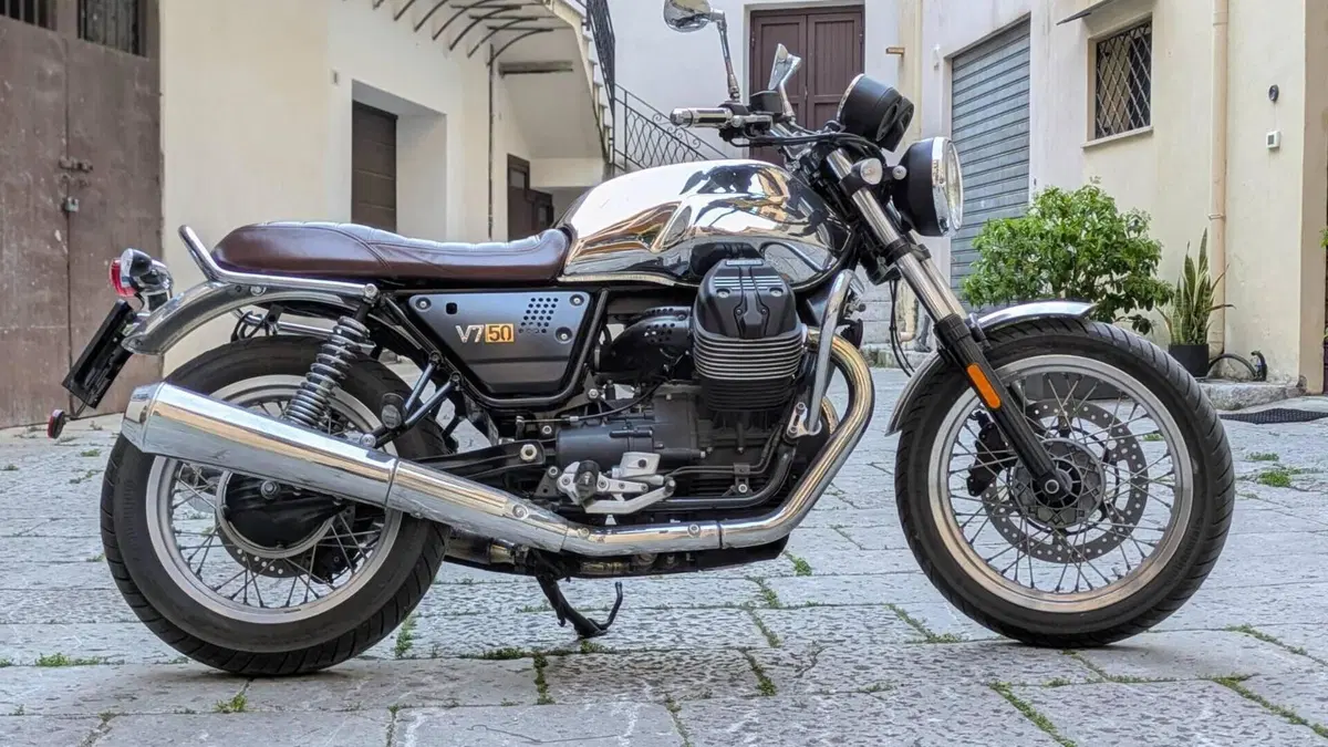 Moto Guzzi V7 III Anniversario (2017 - 18)  (2)