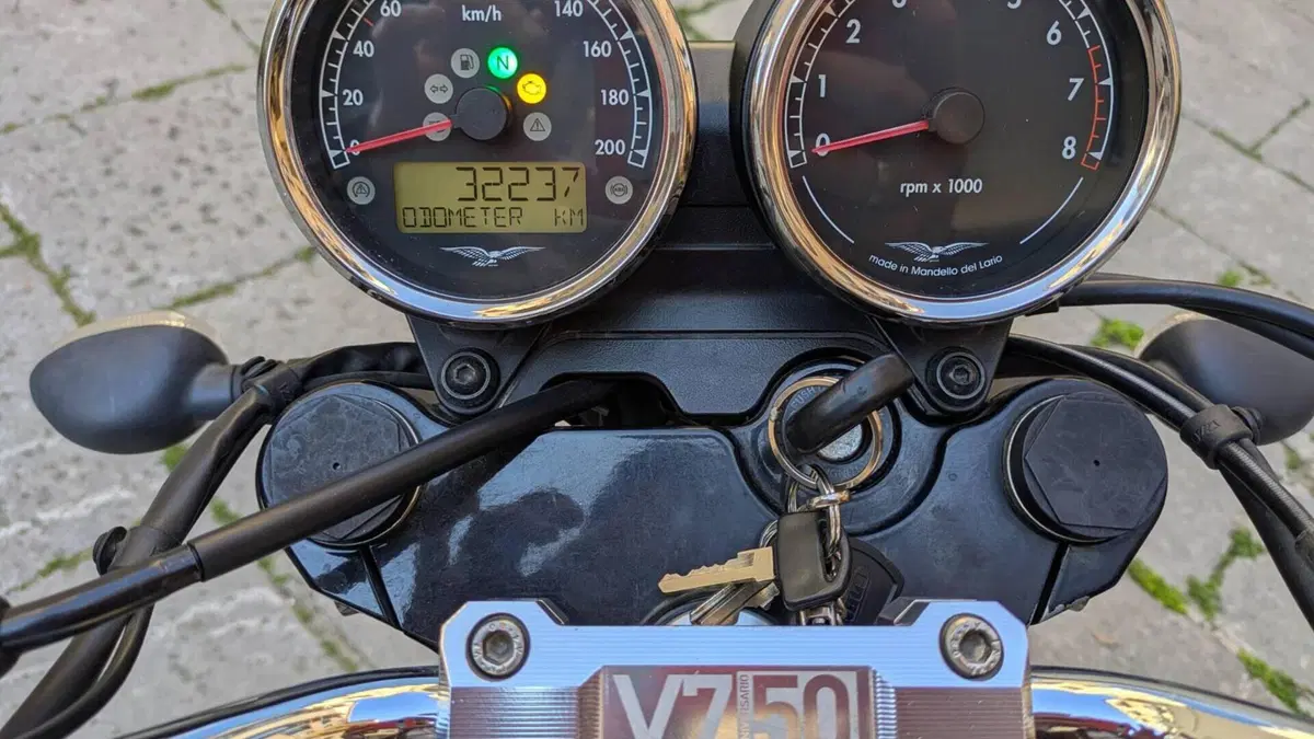 Moto Guzzi V7 III Anniversario (2017 - 18)  (3)