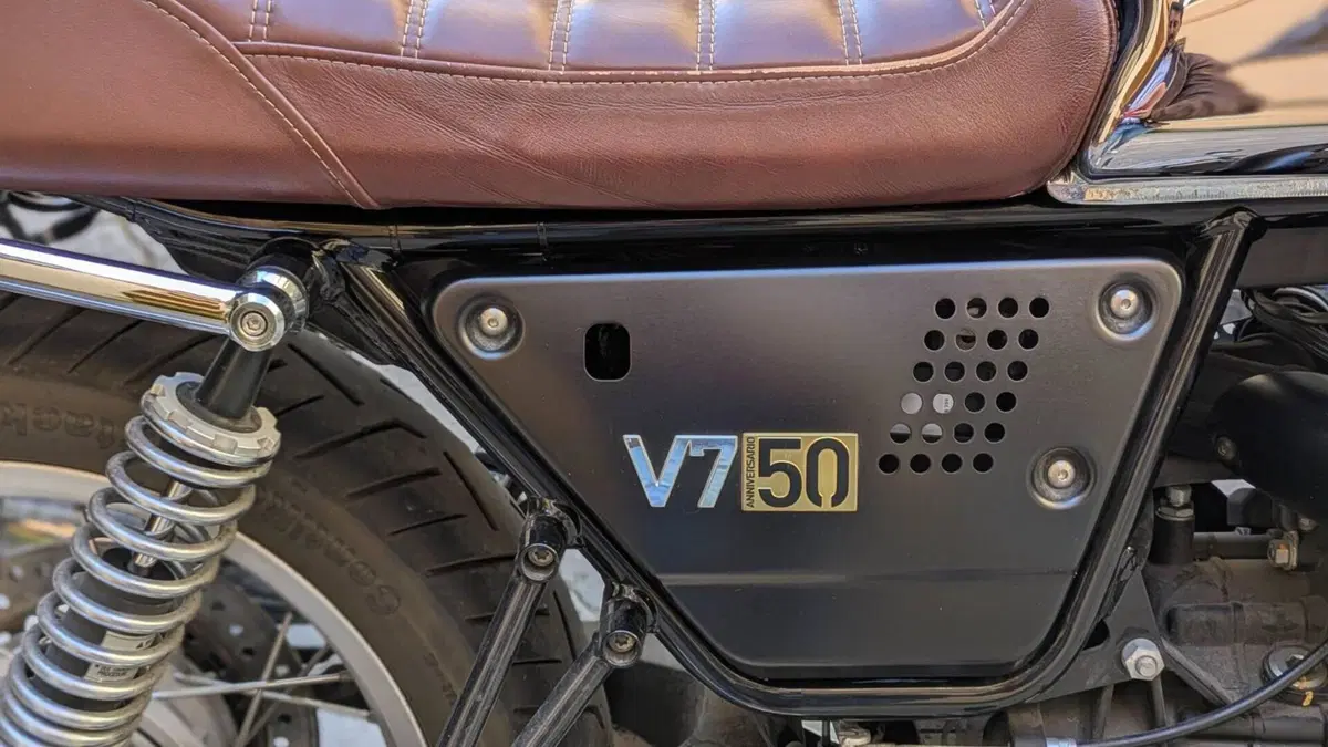 Moto Guzzi V7 III Anniversario (2017 - 18)  (5)