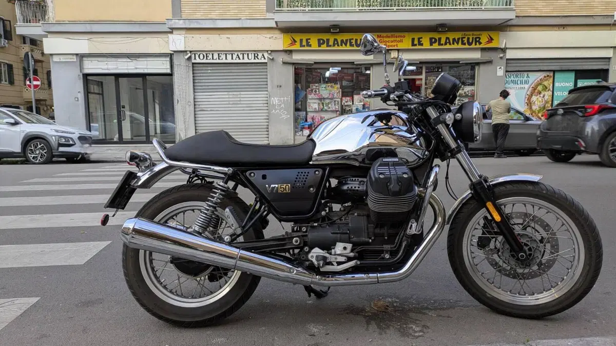 Moto Guzzi V7 III Anniversario (2017 - 18)  (6)