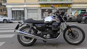 Moto Guzzi V7 III Anniversario (2017 - 18)  (6)