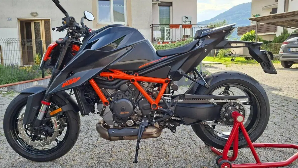 KTM 1290 Super Duke R (2021)  (2)