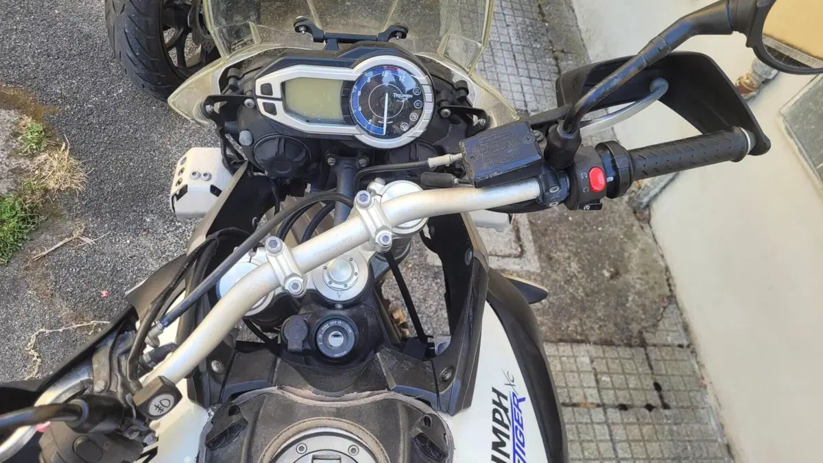 Triumph Tiger 800 XC ABS (2010 - 14)  (2)