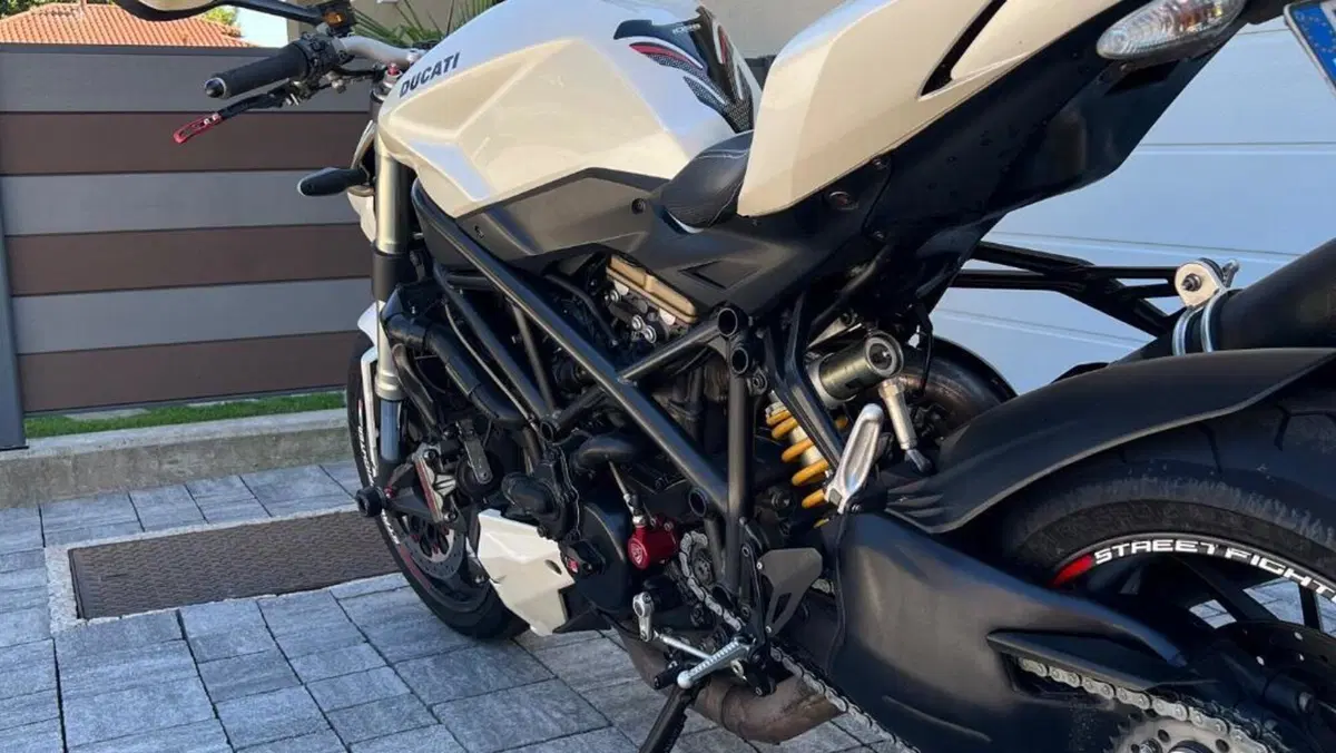 Ducati Streetfighter (2009 - 12)  (7)