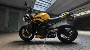 Triumph Street Triple 765 RS (2023 - 26)  (2)