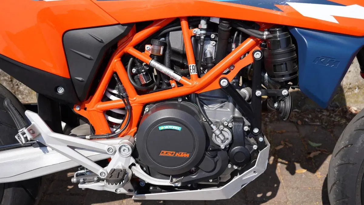 KTM 690 SMC R (2023 - 25)  (7)