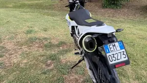 Husqvarna 701 Supermoto (2017 - 19)  (8)