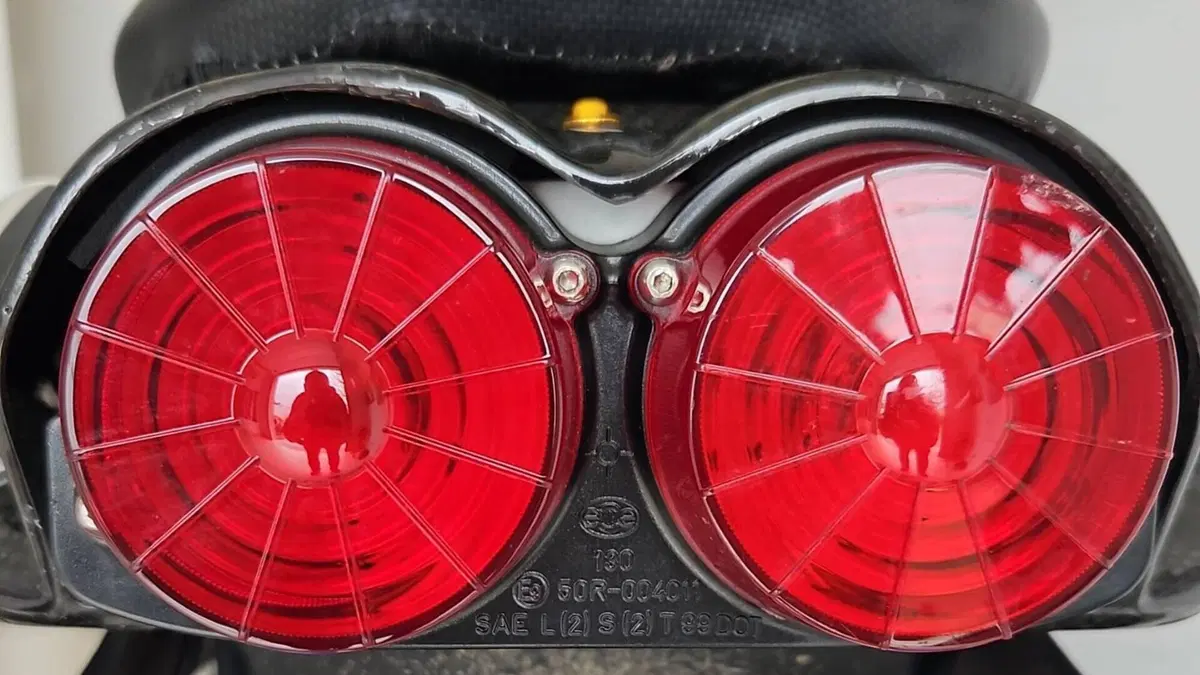 Aprilia Tuono 1000 R Factory (2004 - 05)  (4)