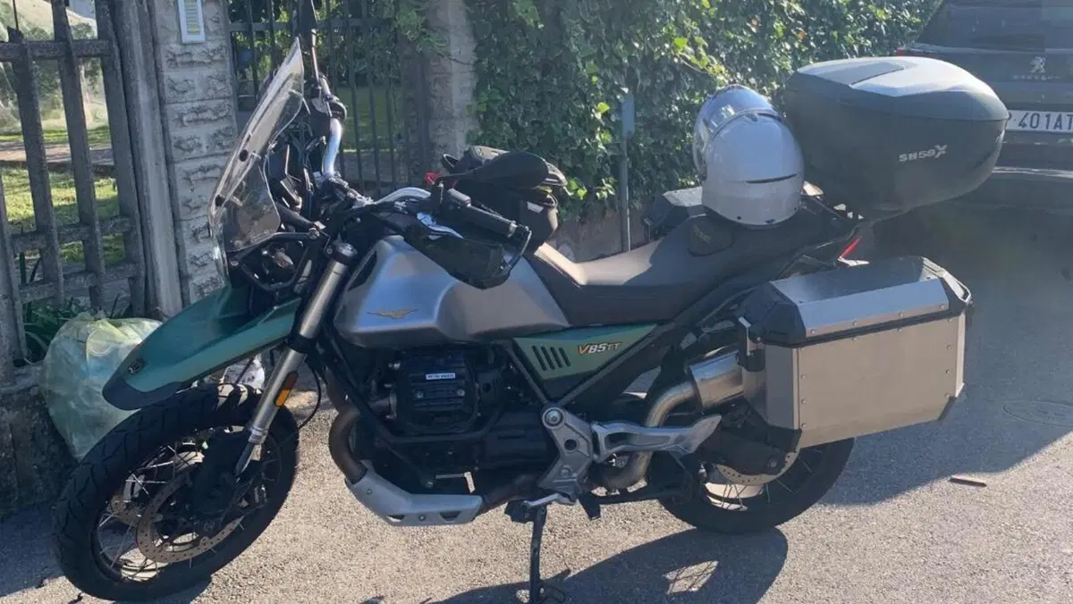 Moto Guzzi V85 TT Centenario (2021 - 22)  (2)