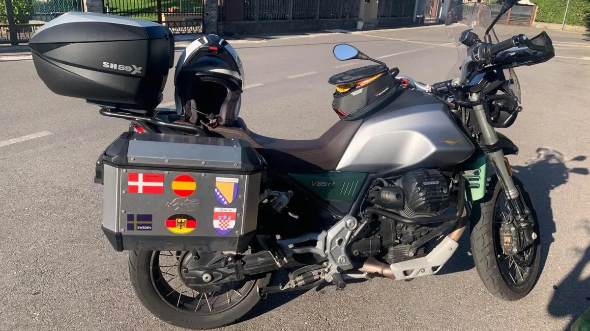 Moto Guzzi V85 TT Centenario (2021 - 22)  (3)