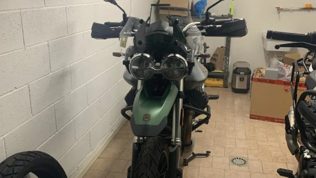 Moto Guzzi V85 TT Centenario (2021 - 22)  (4)