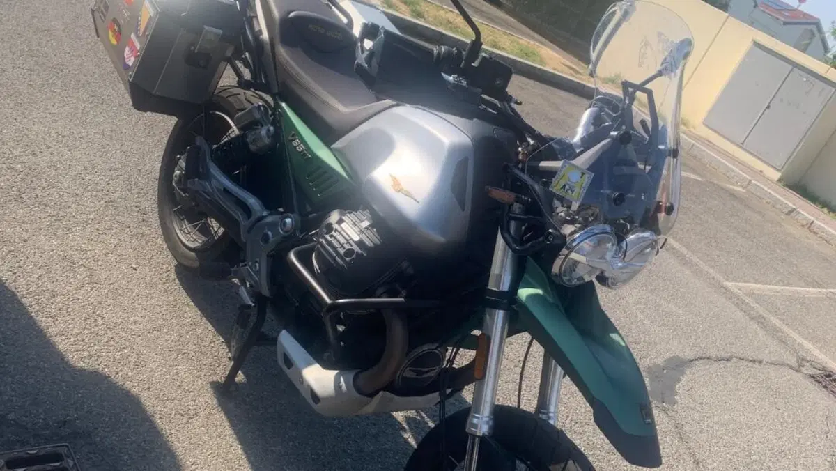 Moto Guzzi V85 TT Centenario (2021 - 22)  (5)