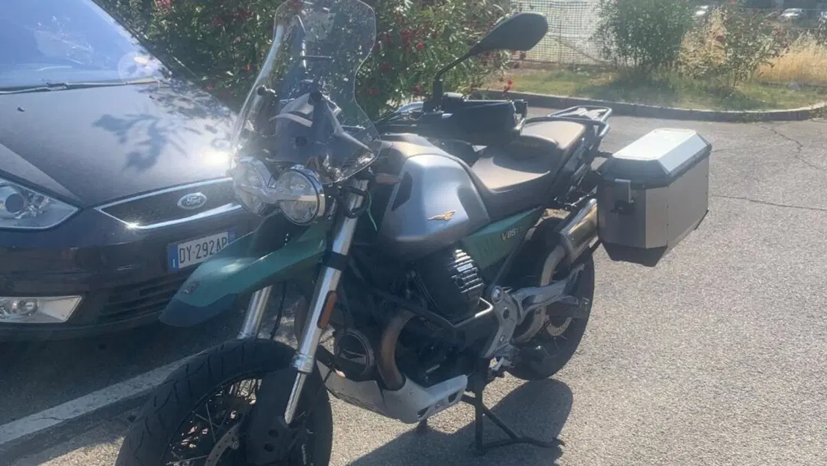 Moto Guzzi V85 TT Centenario (2021 - 22)  (6)