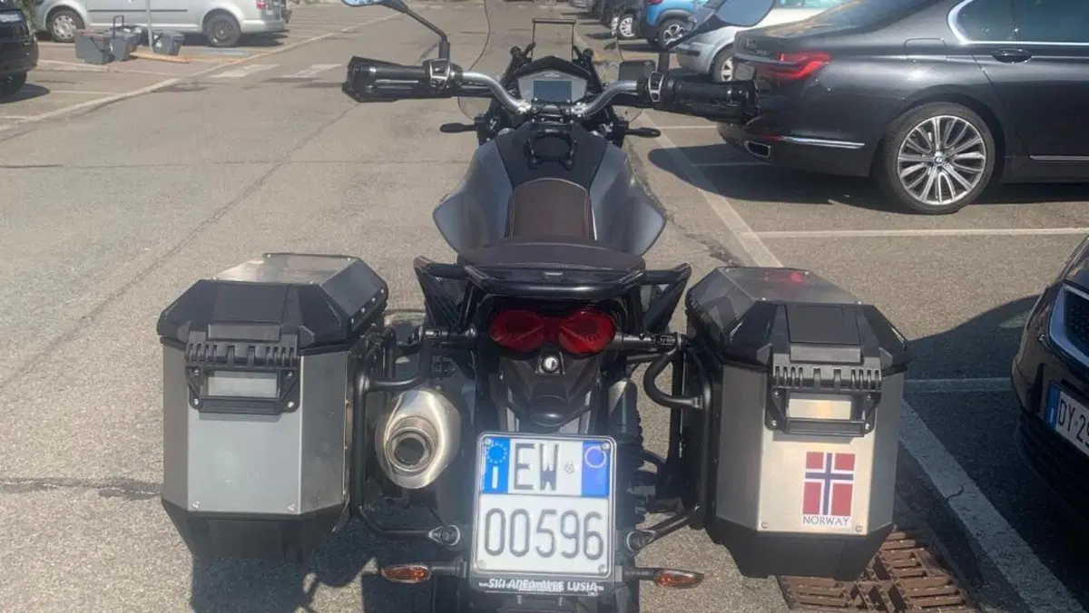 Moto Guzzi V85 TT Centenario (2021 - 22)  (7)