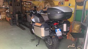 Moto Guzzi V85 TT Centenario (2021 - 22)  (8)