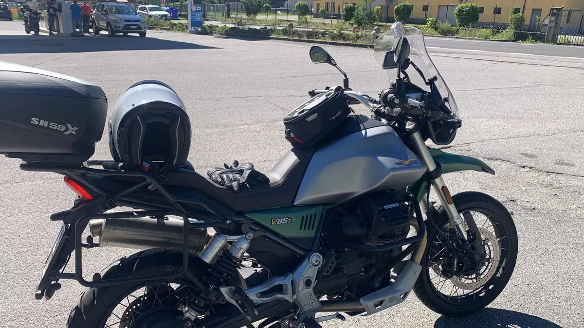Moto Guzzi V85 TT Centenario (2021 - 22)  (9)