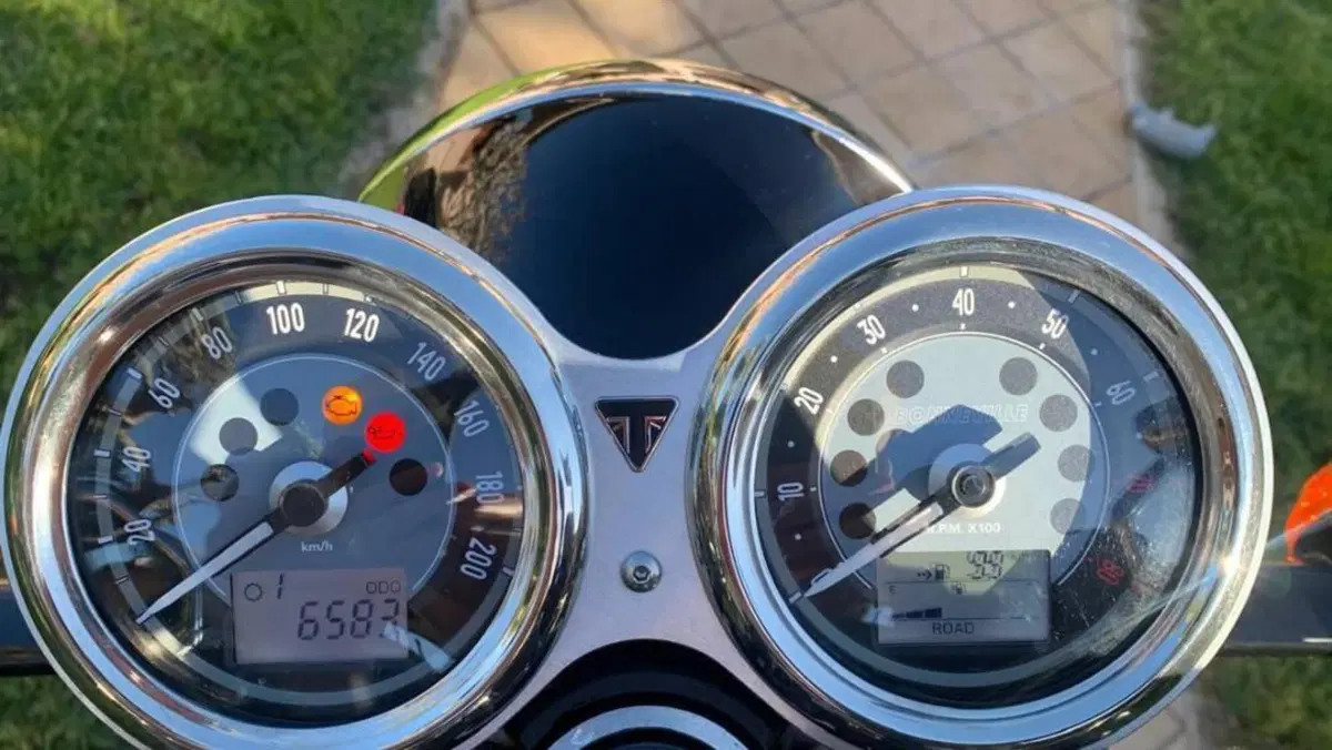 Triumph Bonneville T100 (2021 - 25)  (4)