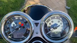 Triumph Bonneville T100 (2021 - 25)  (4)