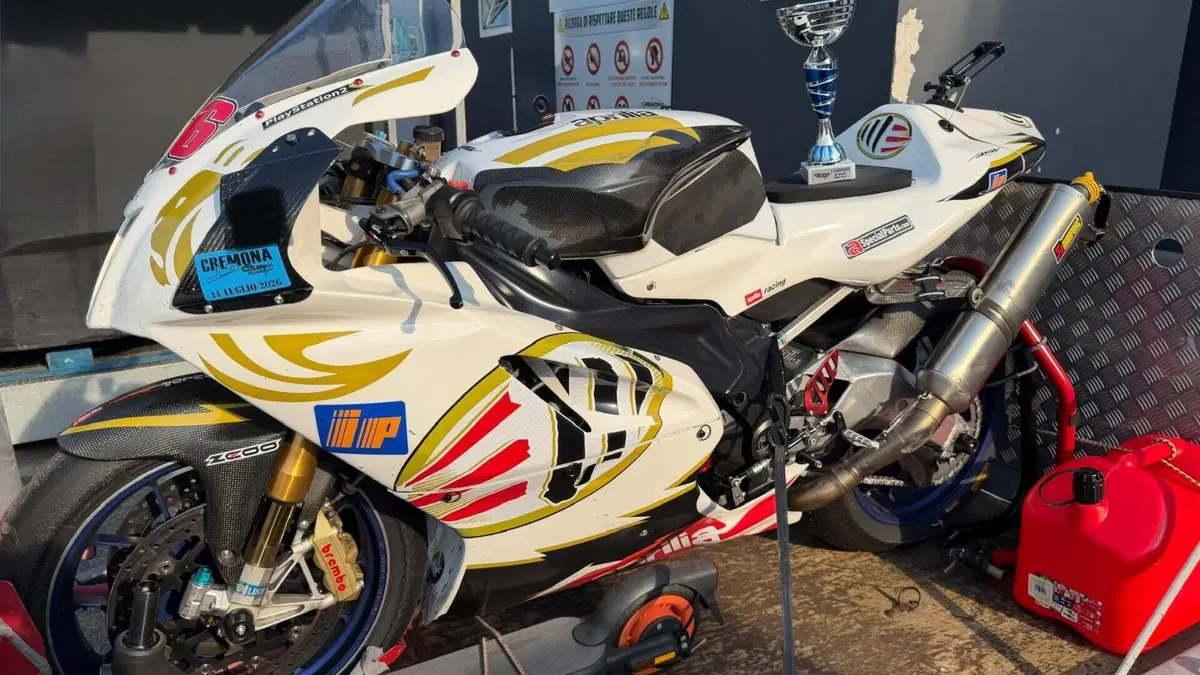 Aprilia RSV 1000 R Factory (2004 - 05) 