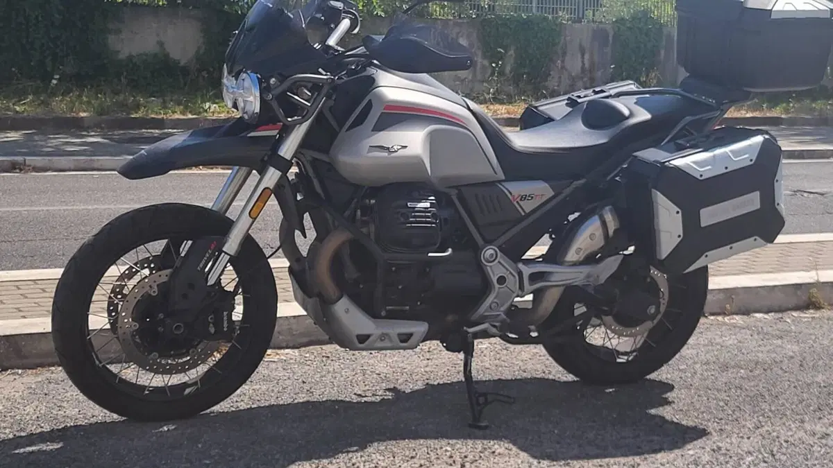 Moto Guzzi V85 TT Travel (2021 - 23)  (2)