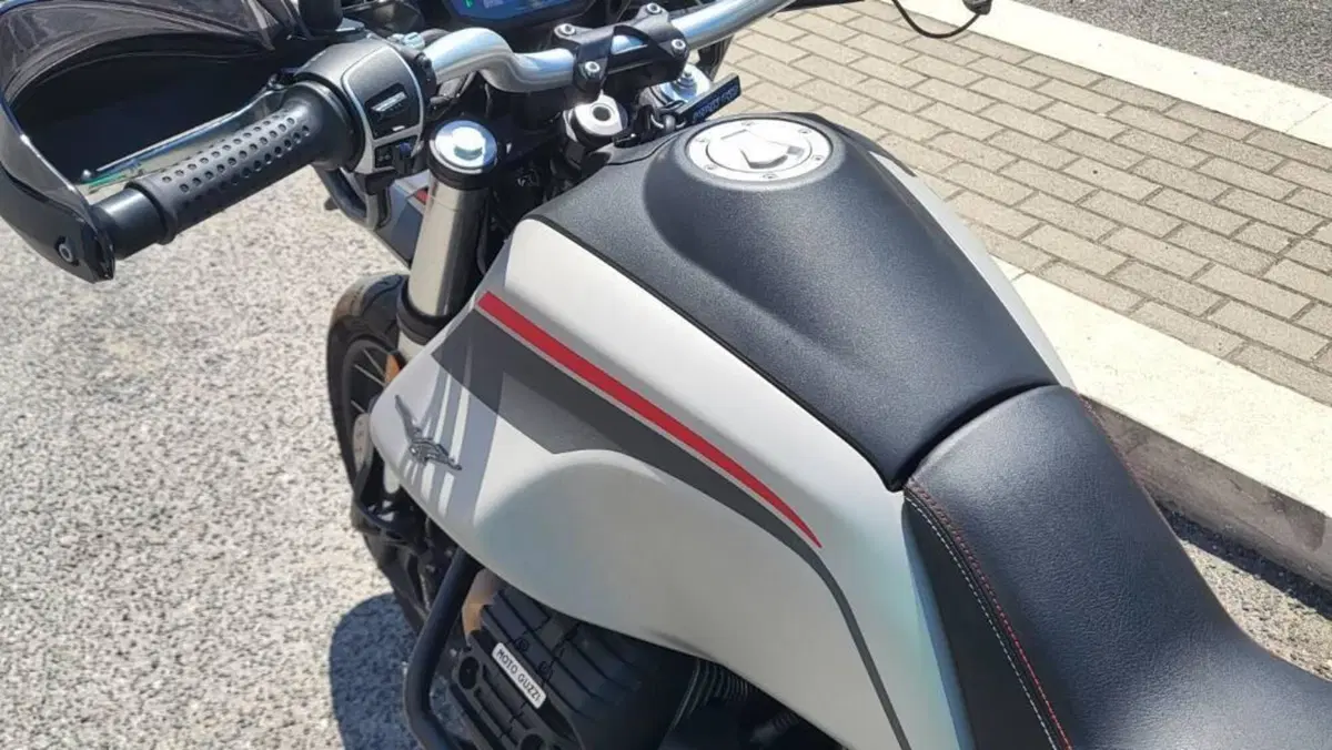 Moto Guzzi V85 TT Travel (2021 - 23)  (3)