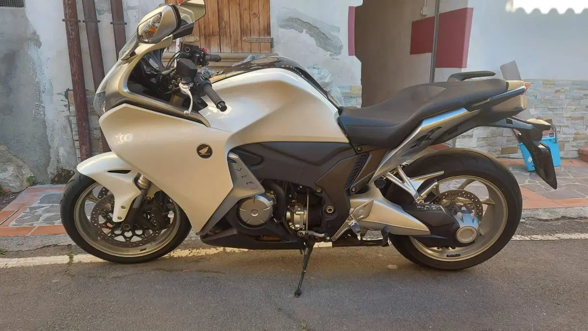 Honda VFR 1200 F ABS (2009 - 16)  (3)