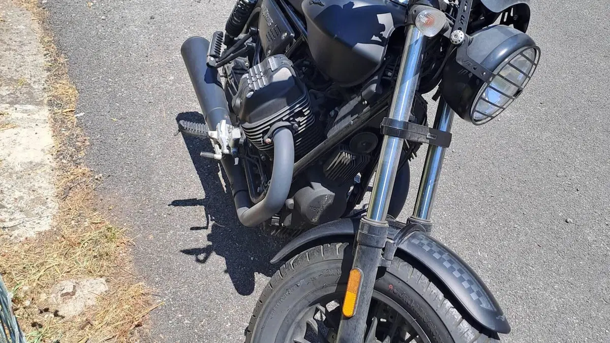 Moto Guzzi V9 Bobber (2021 - 25) 