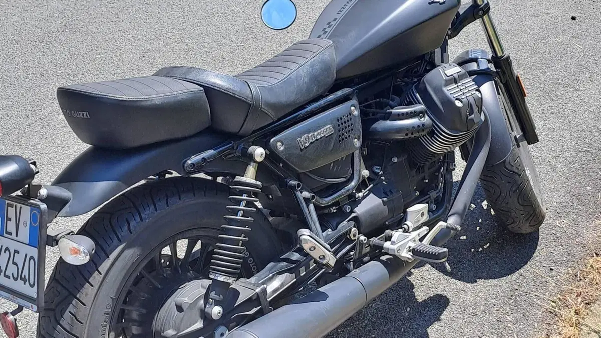 Moto Guzzi V9 Bobber (2021 - 25)  (2)