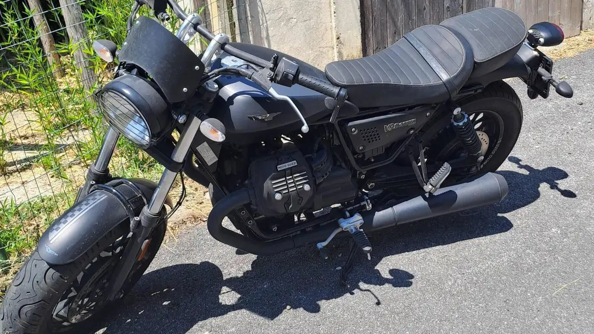 Moto Guzzi V9 Bobber (2021 - 25)  (4)