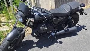 Moto Guzzi V9 Bobber (2021 - 25)  (4)