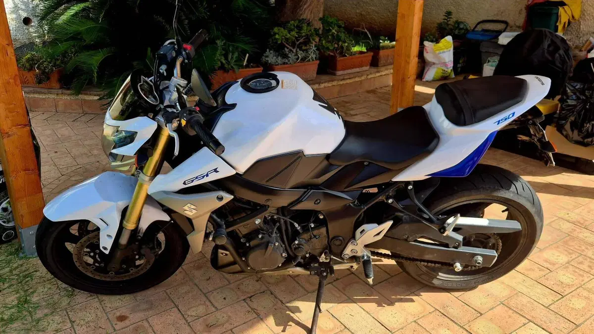 Suzuki GSR 750 (2010 - 15)  (3)